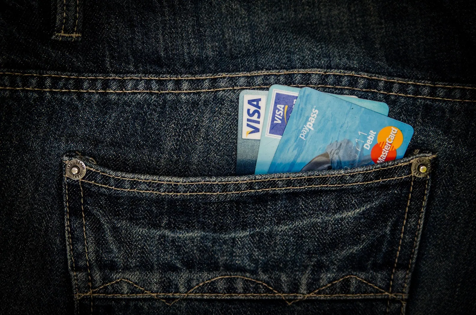 Kartu bank di saku jins
